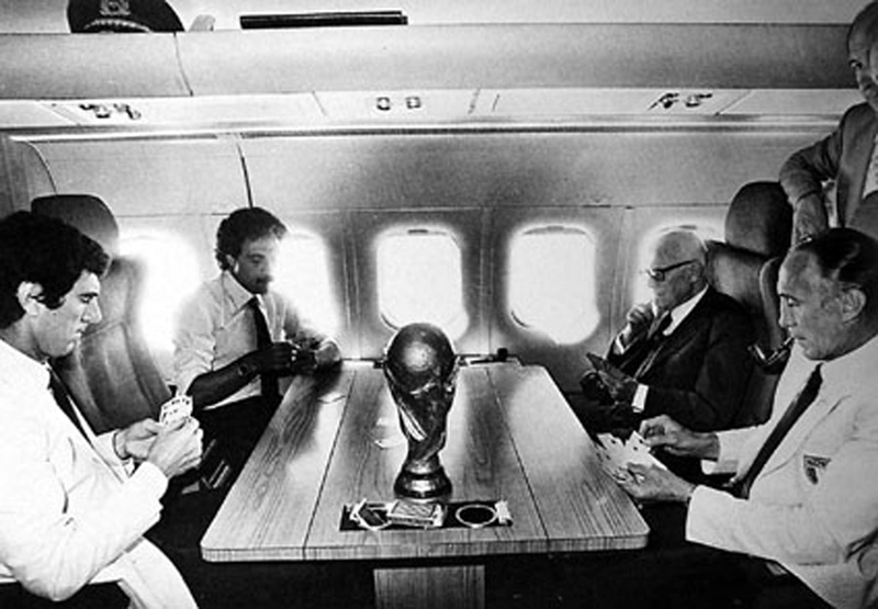 Relax dei Camioni del Mondo 1982.jpg - Il Presidente della Repubblica Sandro Pertini con Zoff, Causio e Bearzot sul DC9 militare che li sta riportando da Madrid a Roma. Sul tavolo la coppa del Mundial, 12 luglio 1982.